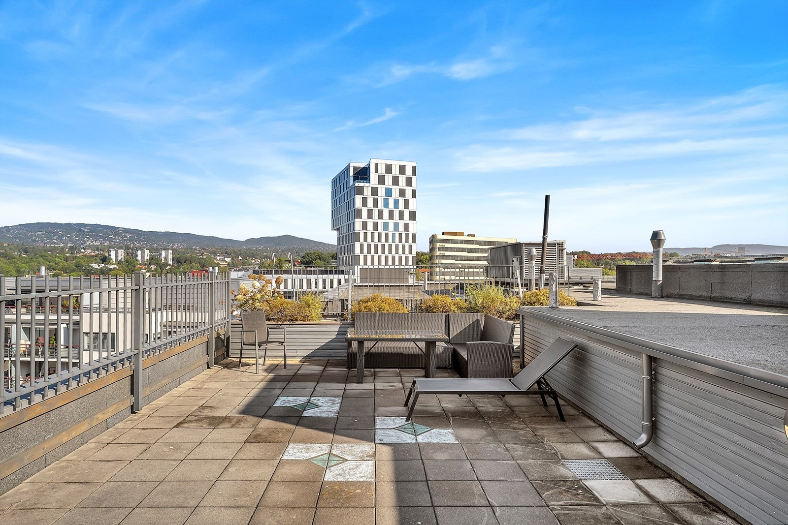 Sameiet har stor og solrik takterrasse med flott utsikt. Galleribilde