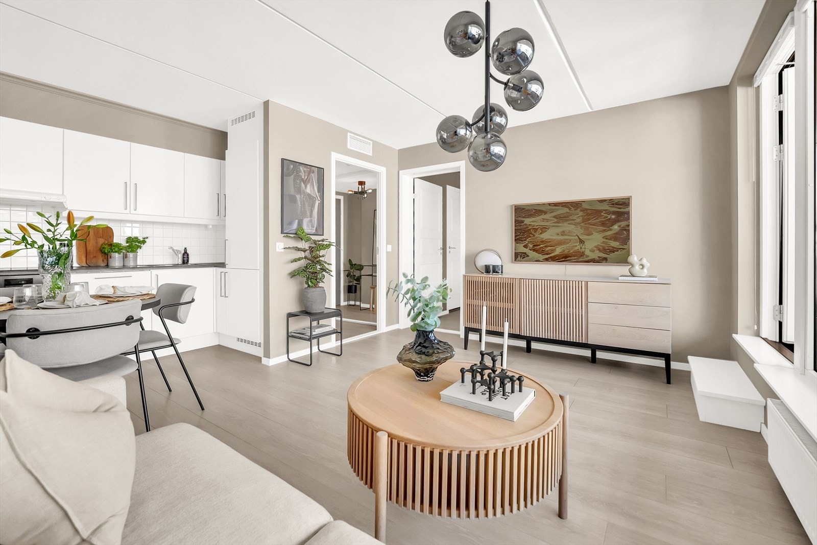 Lys og romslig stue med plass til flere soner. Galleribilde