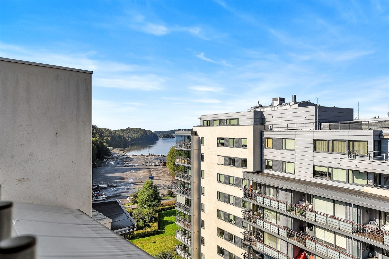 Svært sentral beliggenhet med kort vei til alt av servicetilbud, offentlig kommunikasjon og badeplasser. Galleribilde