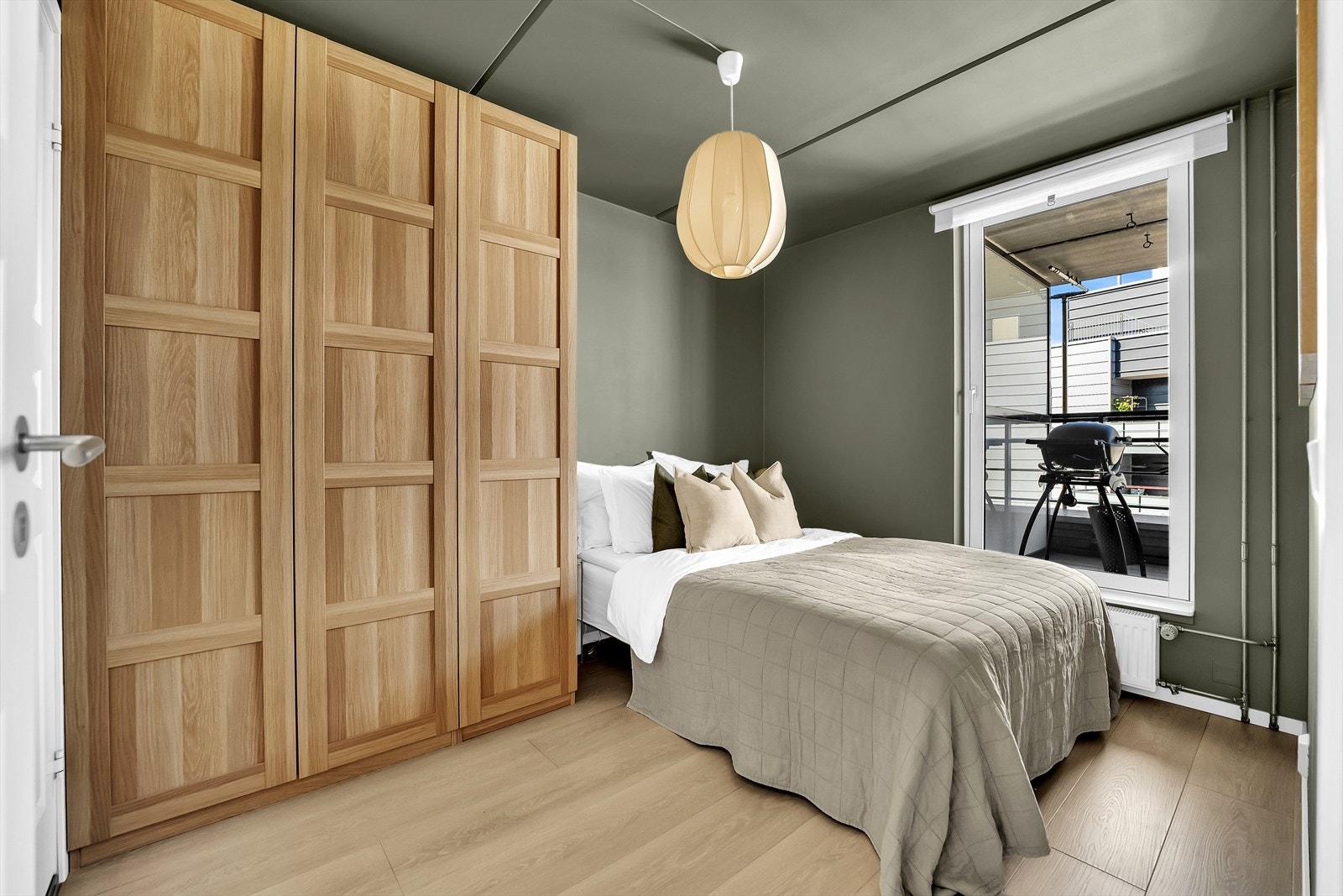 Stort og innbydende soverom med god plass til dobbeltseng og garderobe. Galleribilde