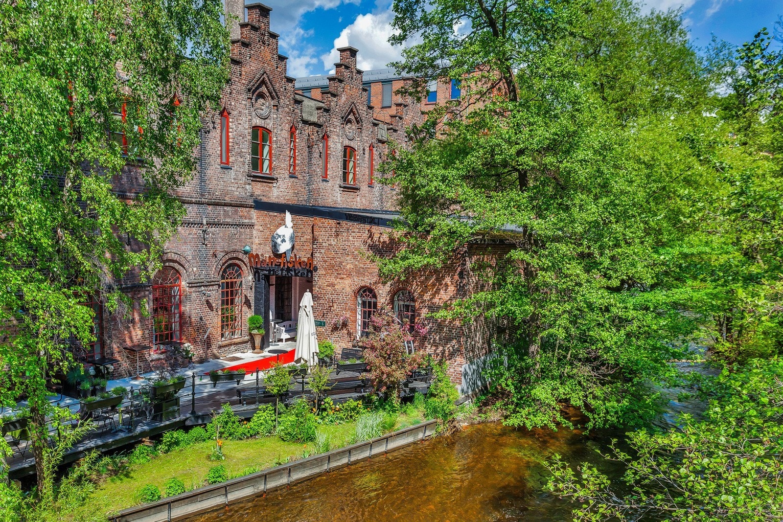 Månefisken er et av mange hyggelige serveringssteder beliggende langs Akerselva. Galleribilde