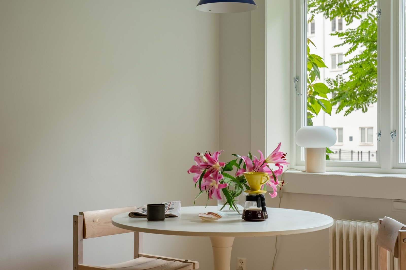 Fra spisebordet kan du nyte de grønne bladene, som snart skifter til høstdrakt. Leiligheten er i sin helhet vendt mot rolig bakgård i retning Iladalen. Galleribilde