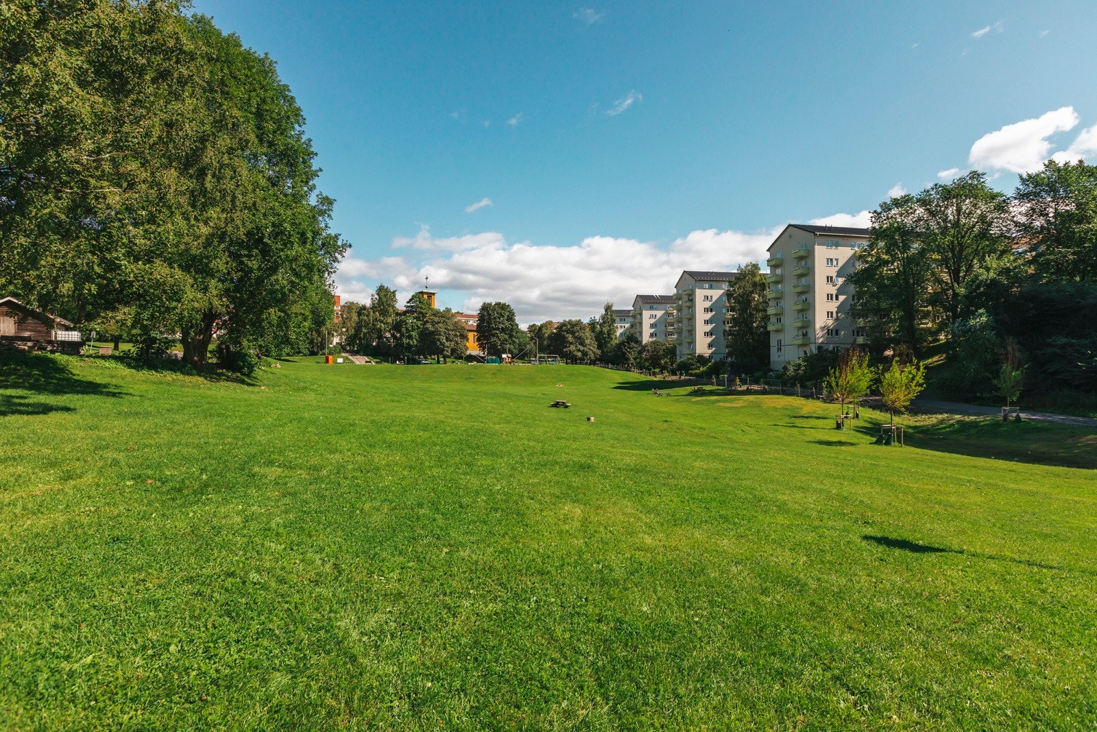 Den nydelige parken i Iladalen er nærmeste nabo, og en spesielt god venn gjennom sommerhalvåret. Galleribilde