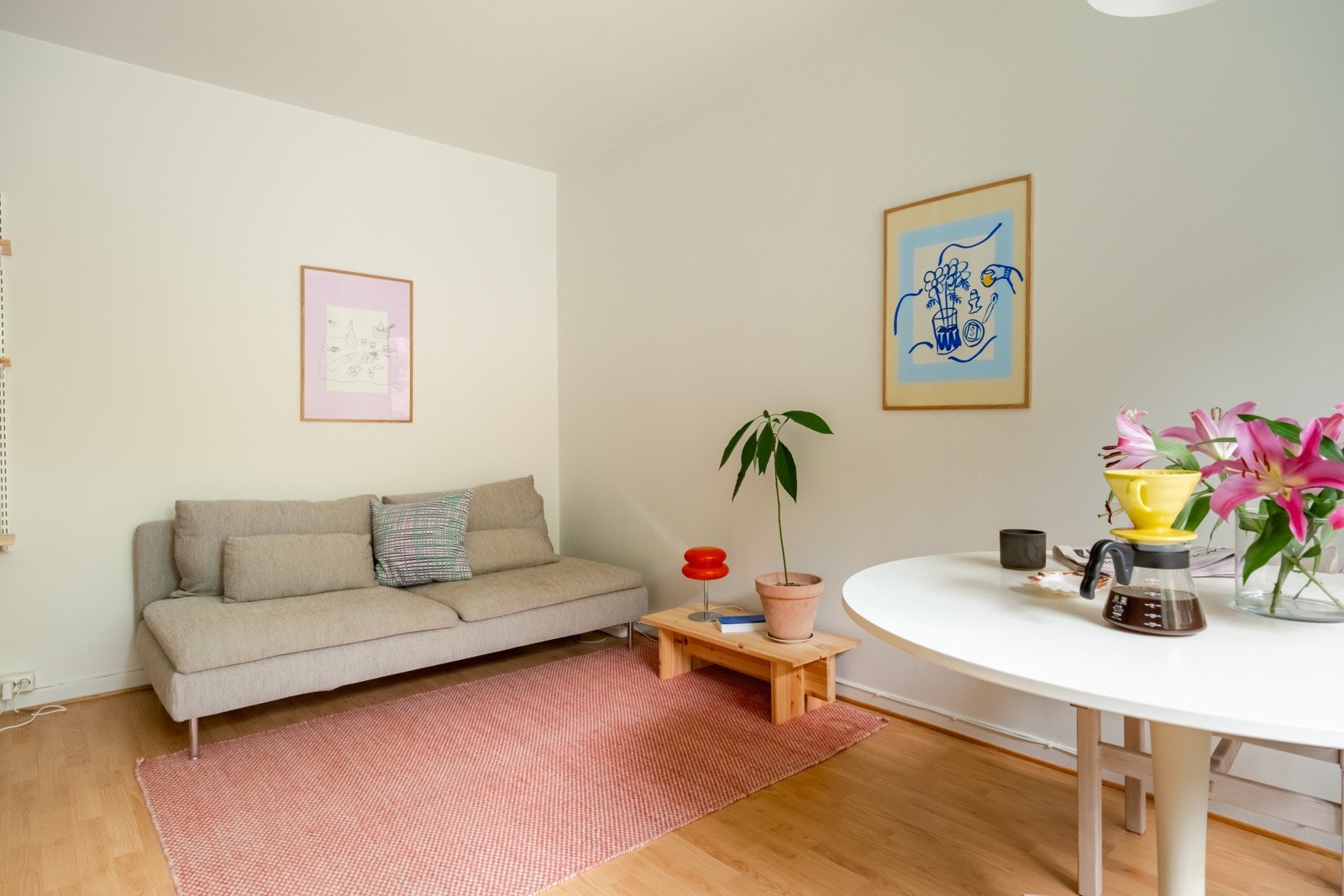 Det er god plass til å innrede med både sofa og spisebord. Galleribilde