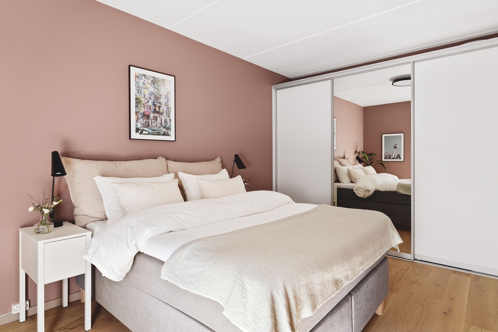 Videre er rommet utstyrt med en plassbygd skyvedørsgarderobe som effektivt utnytter plassen og gir rikelig med oppbevaringsmuligheter. Galleribilde