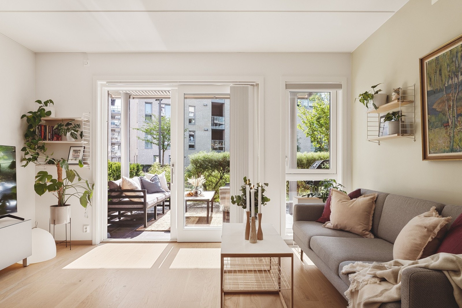 Særdeles god standard og med praktiske løsninger. Boligen har en svært arealeffektiv planløsning med store vindusflater som gir godt med lys og en herlig terrasse. Galleribilde