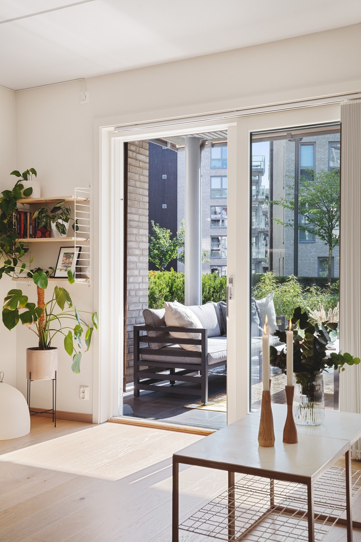 Direkte adkomst til flislagt, sydvendt terrasse på 22m². Galleribilde