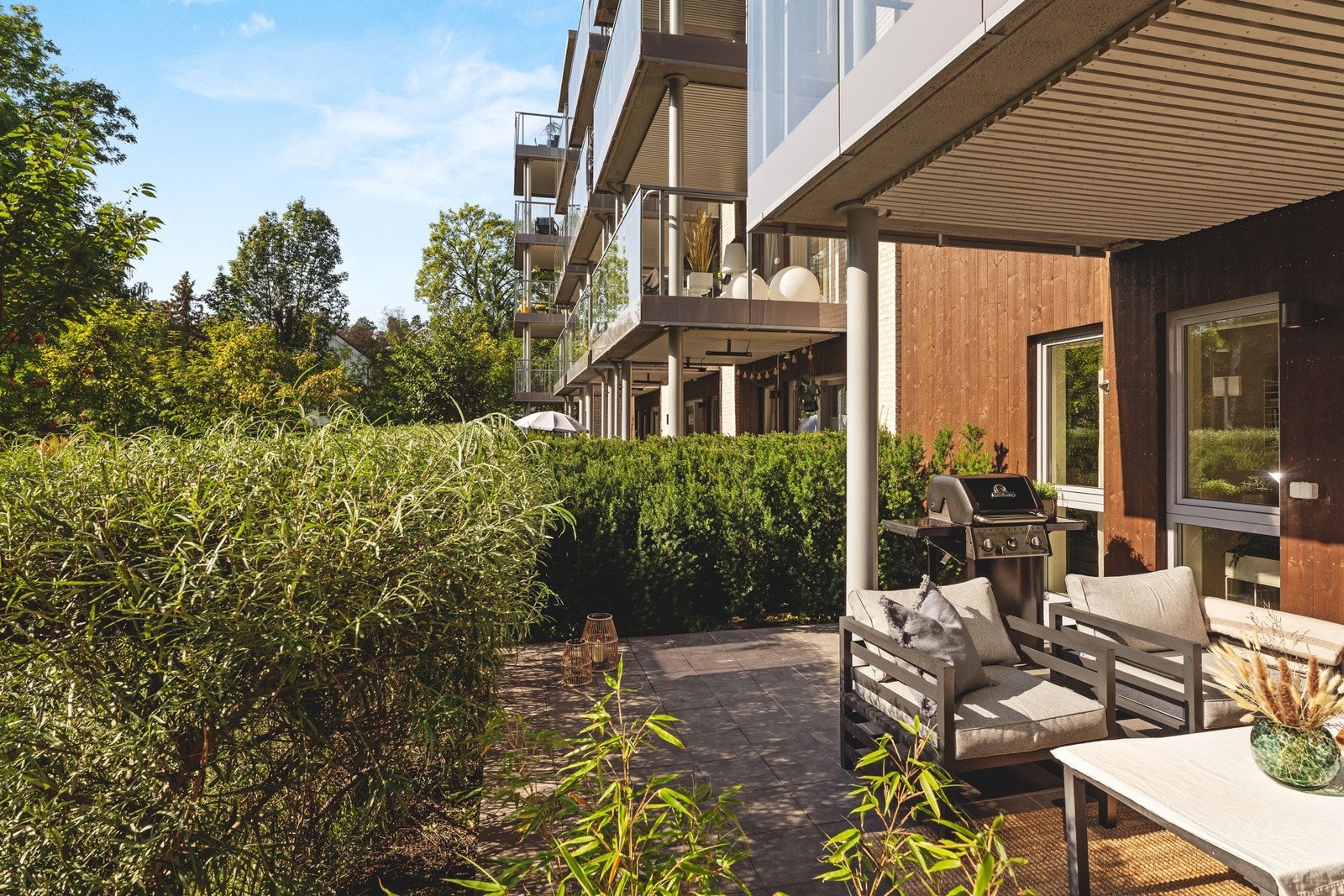 Terrassen er romslig med god plass til sittegruppe og grill i den ene enden og bord med stoler i den andre. Galleribilde
