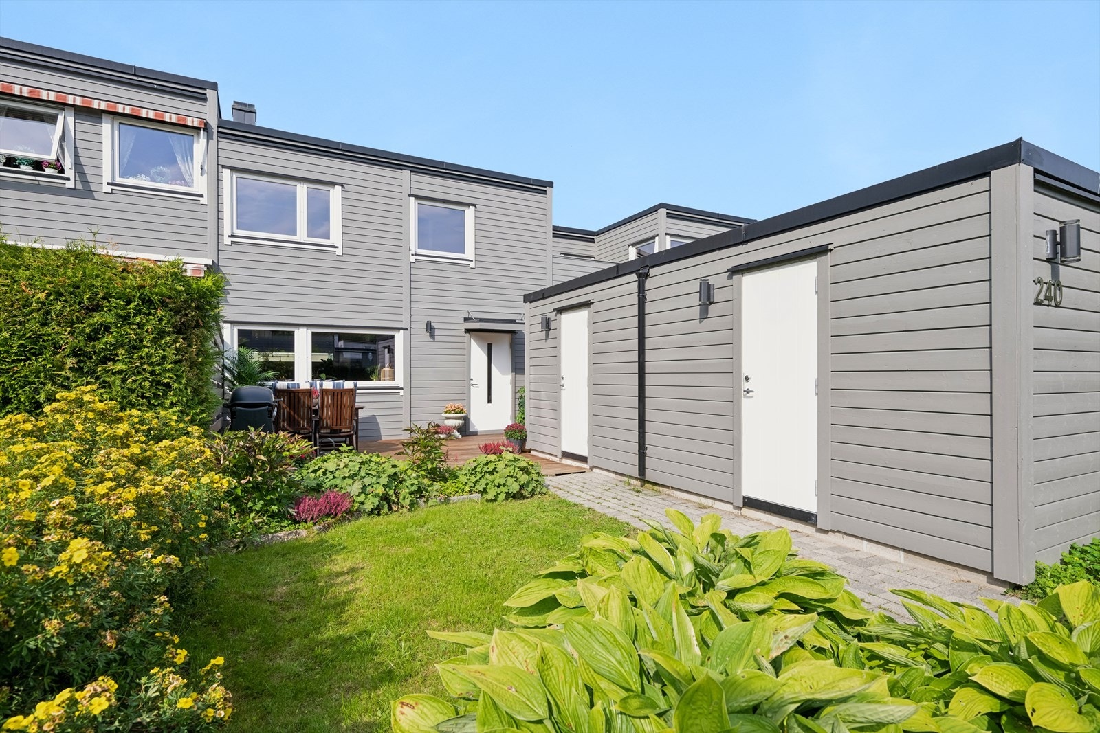 Eiendommen ligger i et sentralt, populært og meget barnevennlig boligområde på Skjetten i Lillestrøm kommune. Galleribilde