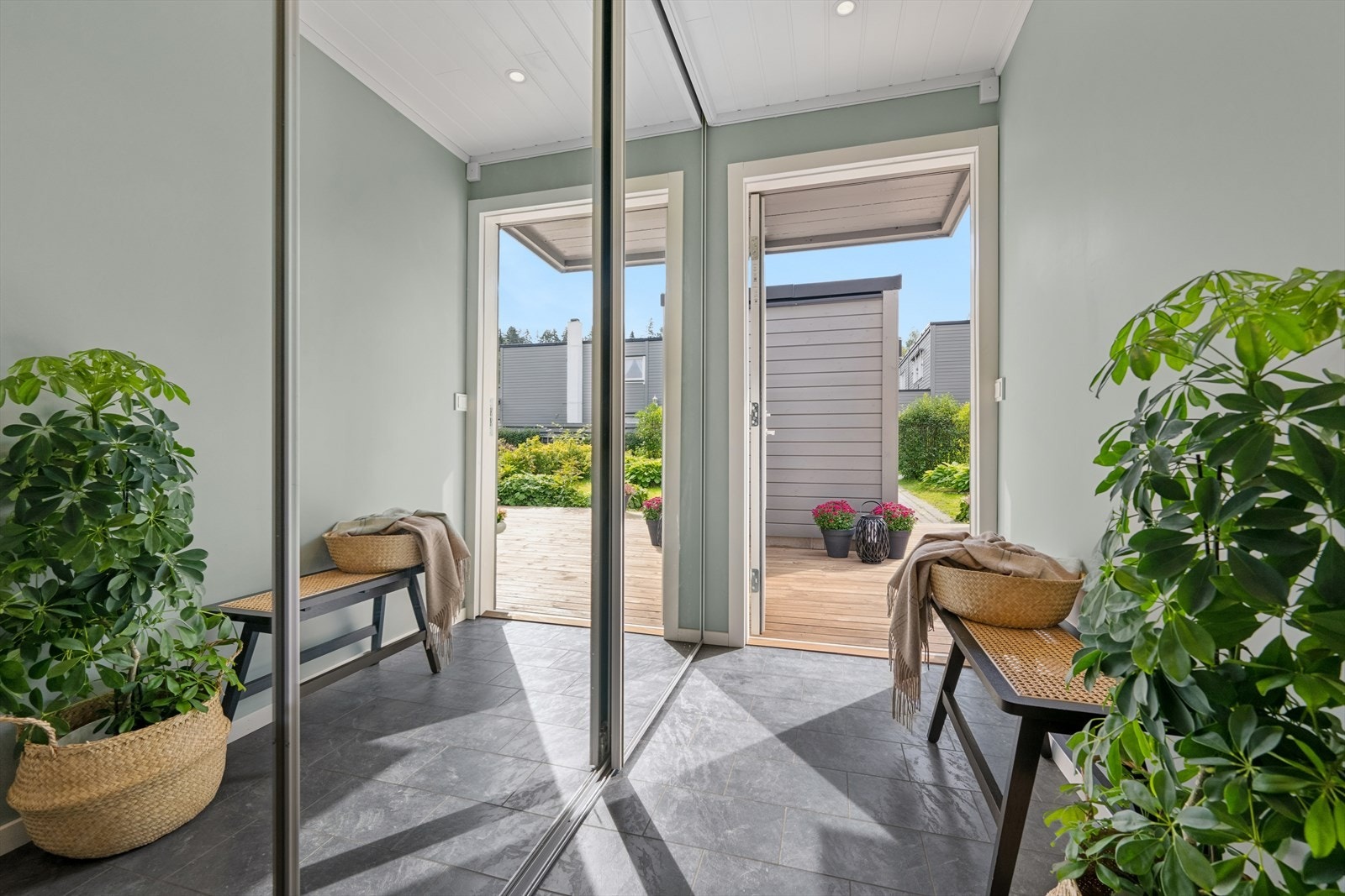 Velkommen inn i entreen, som er innredet med en stor skyvedørsgarderobeløsning. Galleribilde