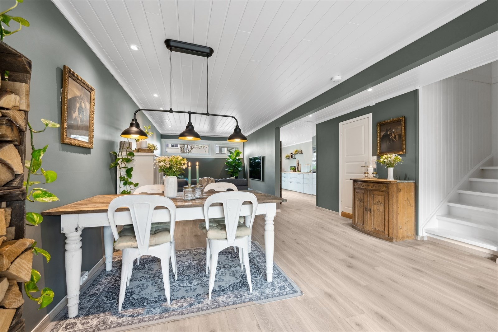 Fra spiseplassen er det enkel tilgang til boligens 2. etasje via en trapp. Galleribilde