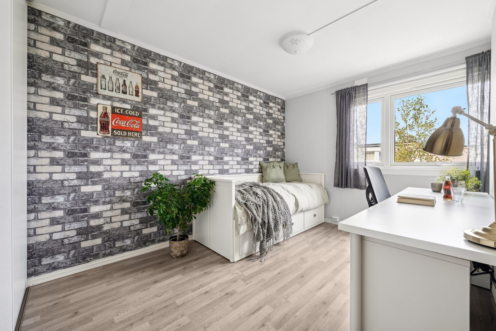 Koselig soverom med plass til en enkeltseng. Perfekt som barnerom, gjesterom eller kontor. Galleribilde