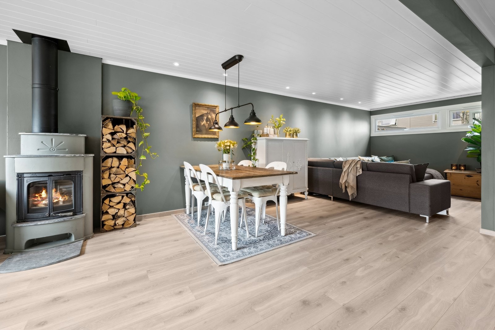 En koselig stue med en varmende peis og god plass til en spisestue, perfekt for avslappende kvelder og hyggelige måltider med venner og familie. Galleribilde