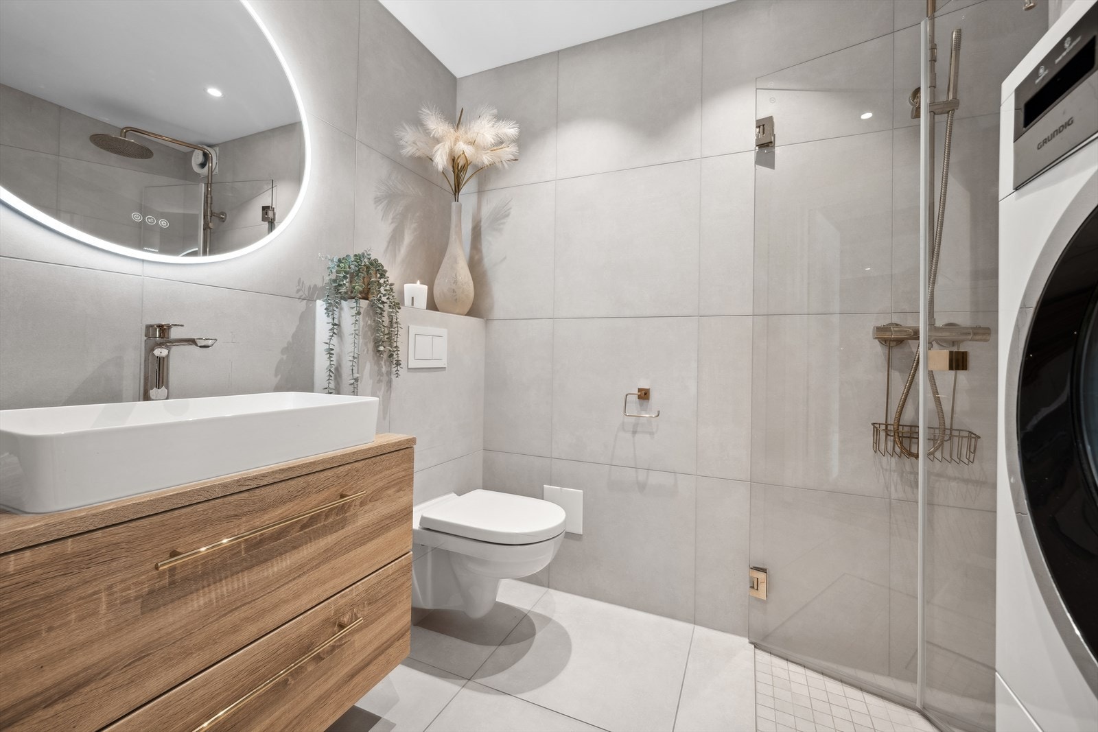 Begge bad ble pusset opp i 2021 og er utstyrt med moderne innredning, dette er badet i 1.etasje. Galleribilde