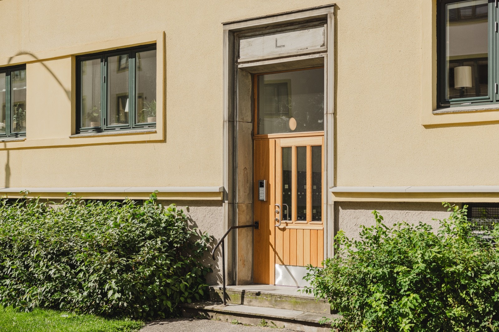 Leiligheten ligger i en svært høy 1. etasje med god klaring ned til bakkeplan. Lite innsyn, med andre ord. Galleribilde