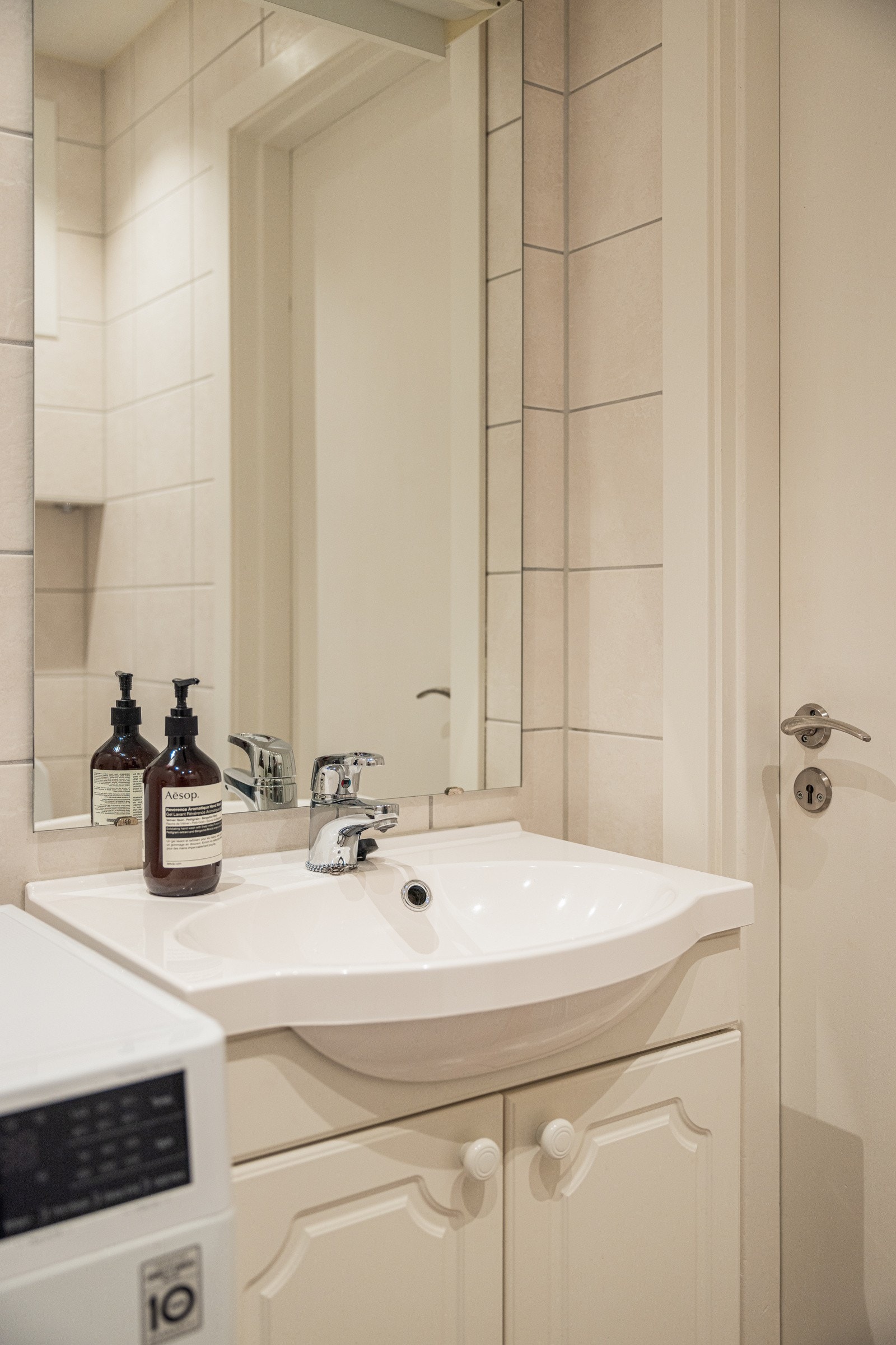 Badet er innredet med dusjhjørne, servant med innredning og speil med belysning. Det er plass og opplegg for vaskemaskin, varme i gulvet og downlights i himling. Galleribilde