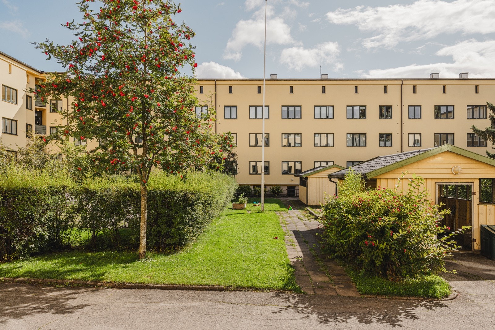 Leiligheten er en del av populære Bjølsenborgen borettslag. Denne frodige og fine bakgården kan nå bli din! Galleribilde