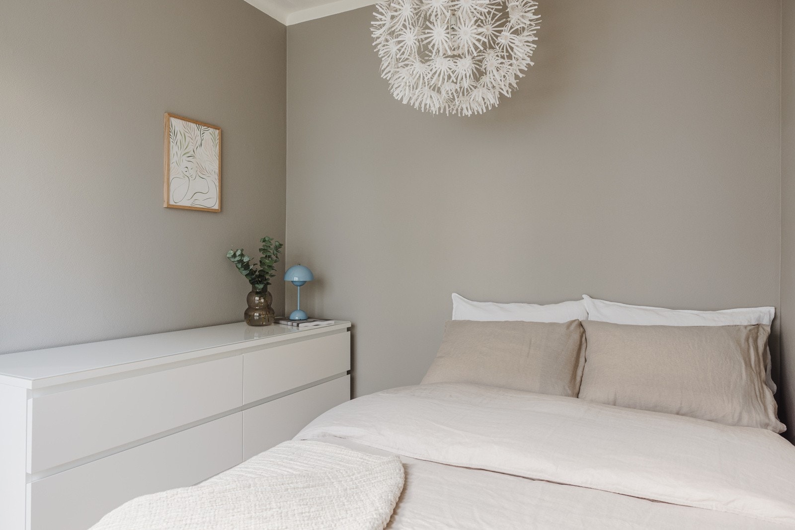 I likhet med stuen er rommet malt i en tidløs og fin fargetone. Galleribilde