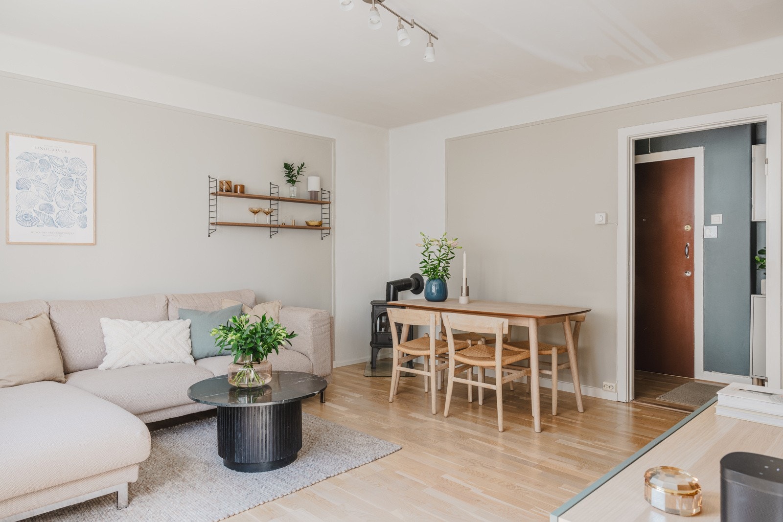 Stuen er av fin størrelse, med plass til både større sofagruppe og spiseplass. Galleribilde