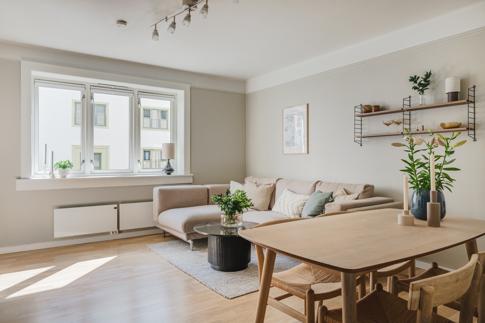 Vi fortsetter i det romslige og innbydende oppholdsrommet: Stuen. Galleribilde