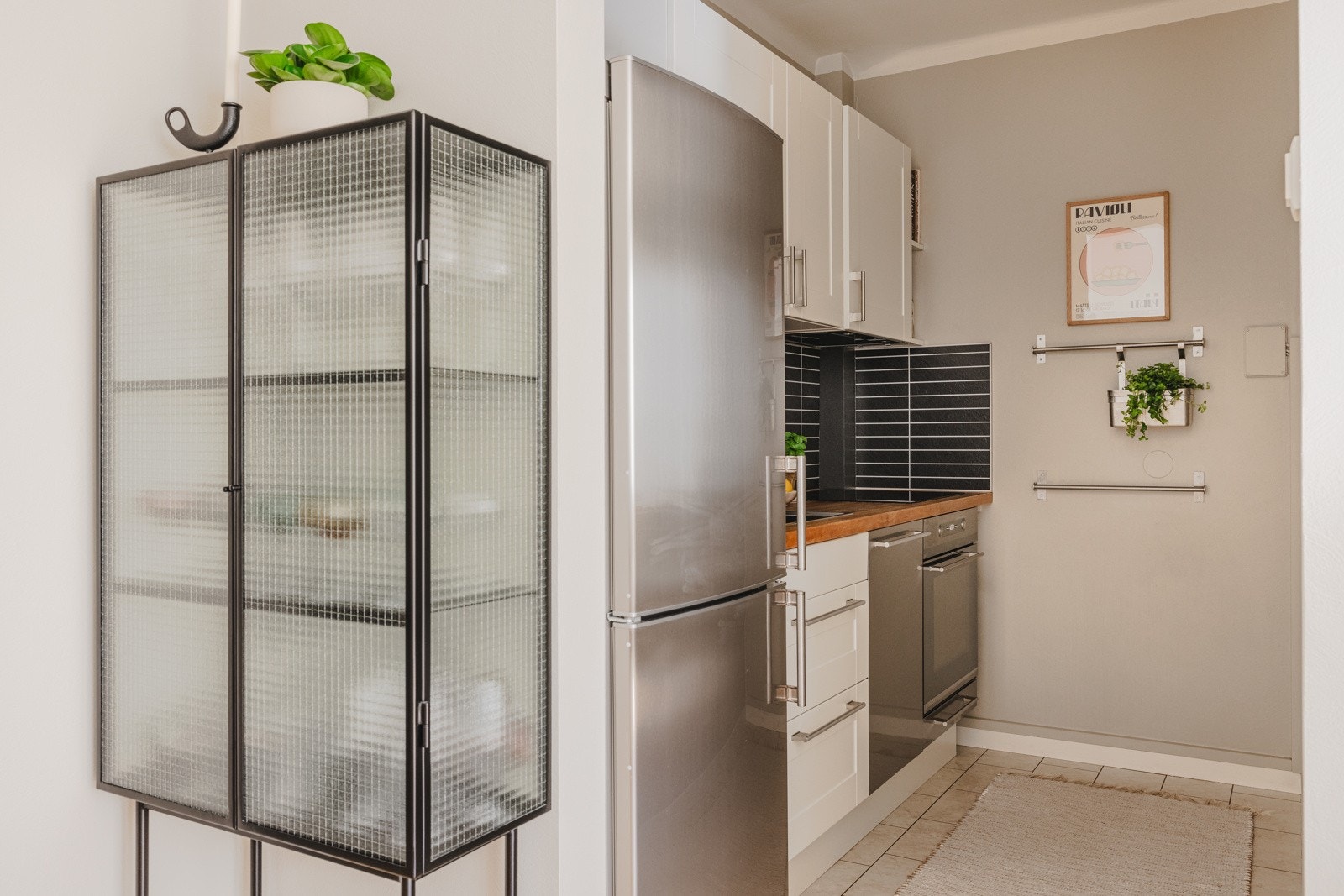 I en delvis åpen løsning finner vi kjøkkenet. Galleribilde