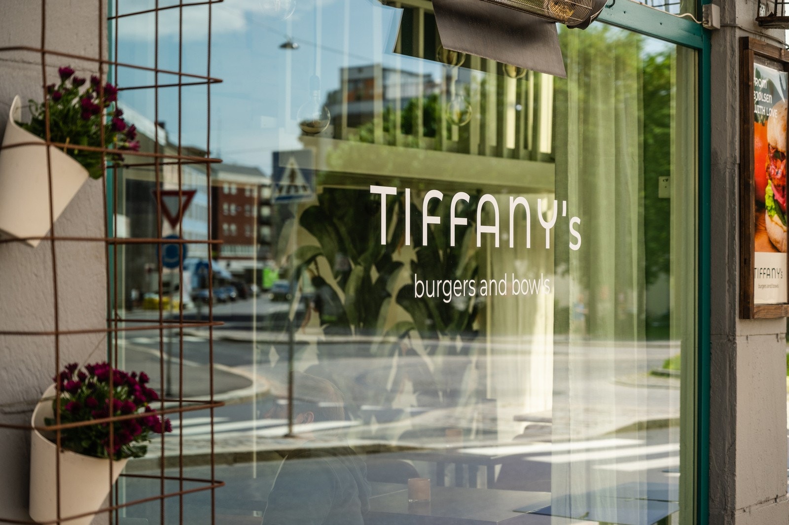 Bydelen huser også et mangfold av kafeer, restauranter og serveringssteder. Galleribilde