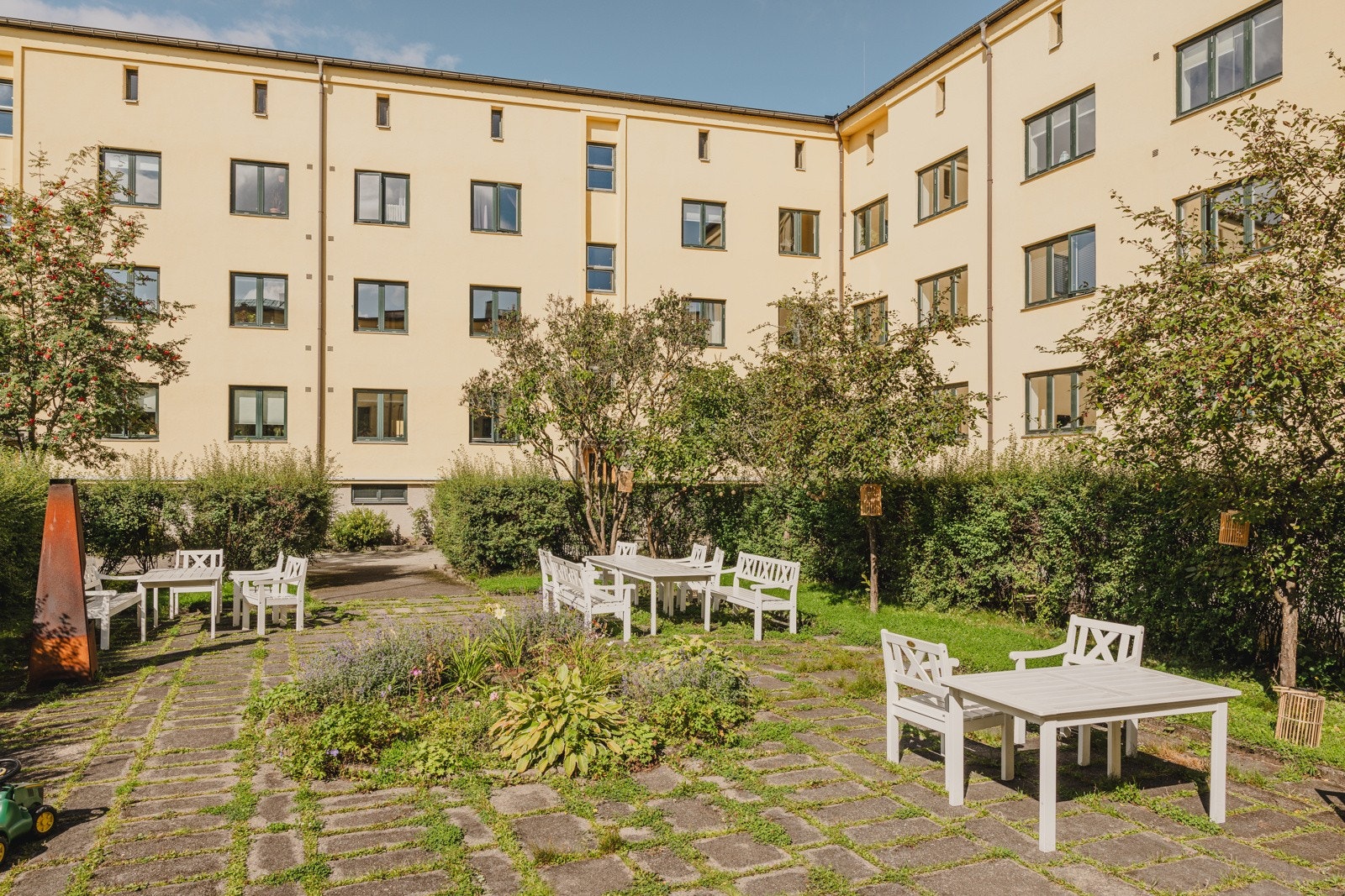 Borettslaget har en frodig og fin bakgård til glede for beboerne. Galleribilde