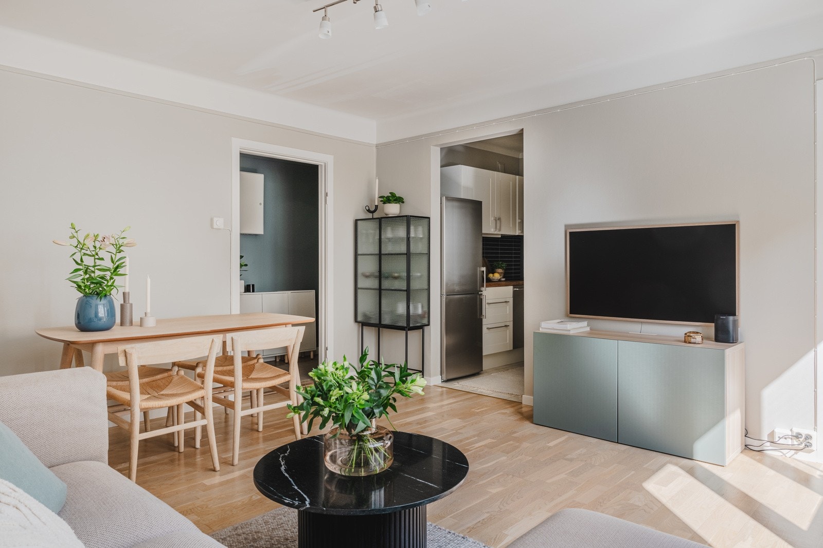 Tak- og veggflater er malt etter en tidløs og fin fargepalett. Galleribilde