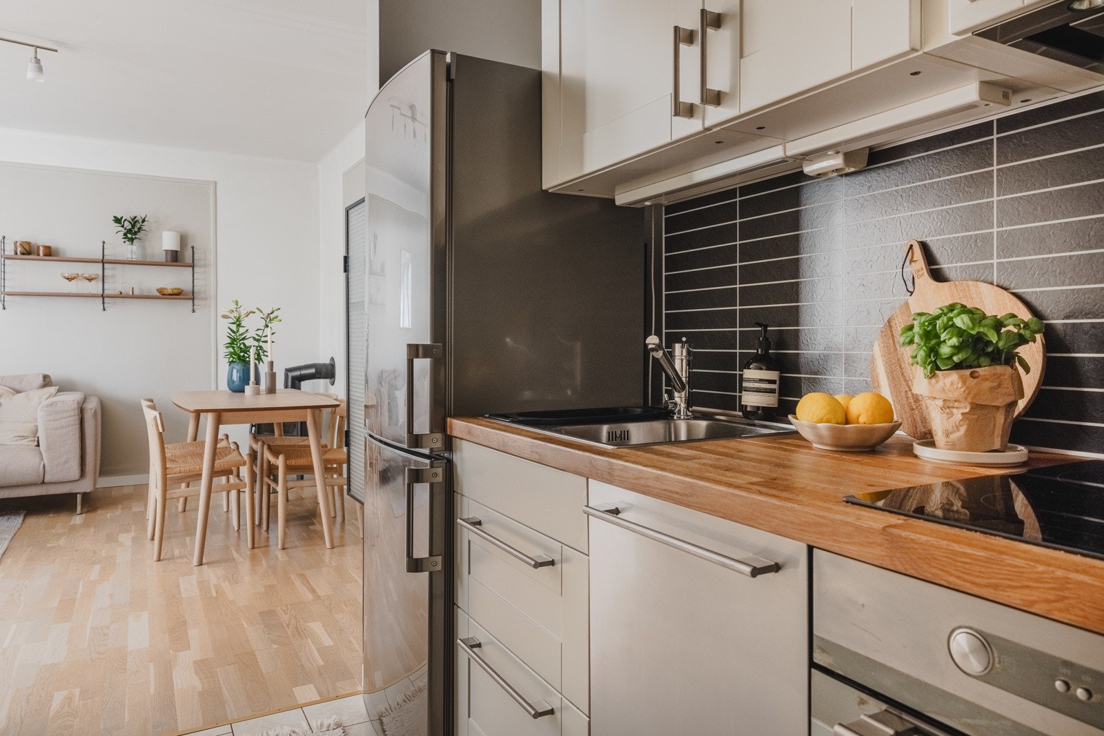 Den praktiske løsningen ut mot stuen er åpen og sosial, samtidig adskilt fra selve stuerommet. Galleribilde