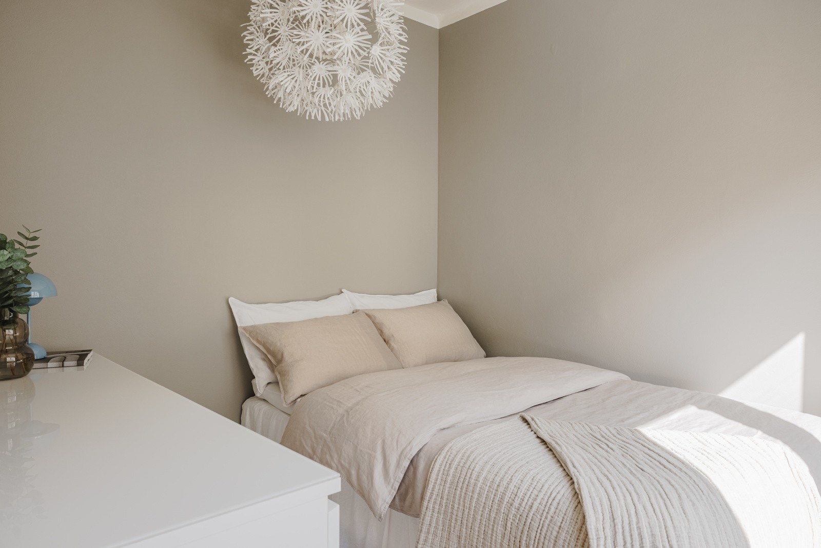 Soverommet gir bra med plass til dobbeltseng og garderobeløsning. Galleribilde