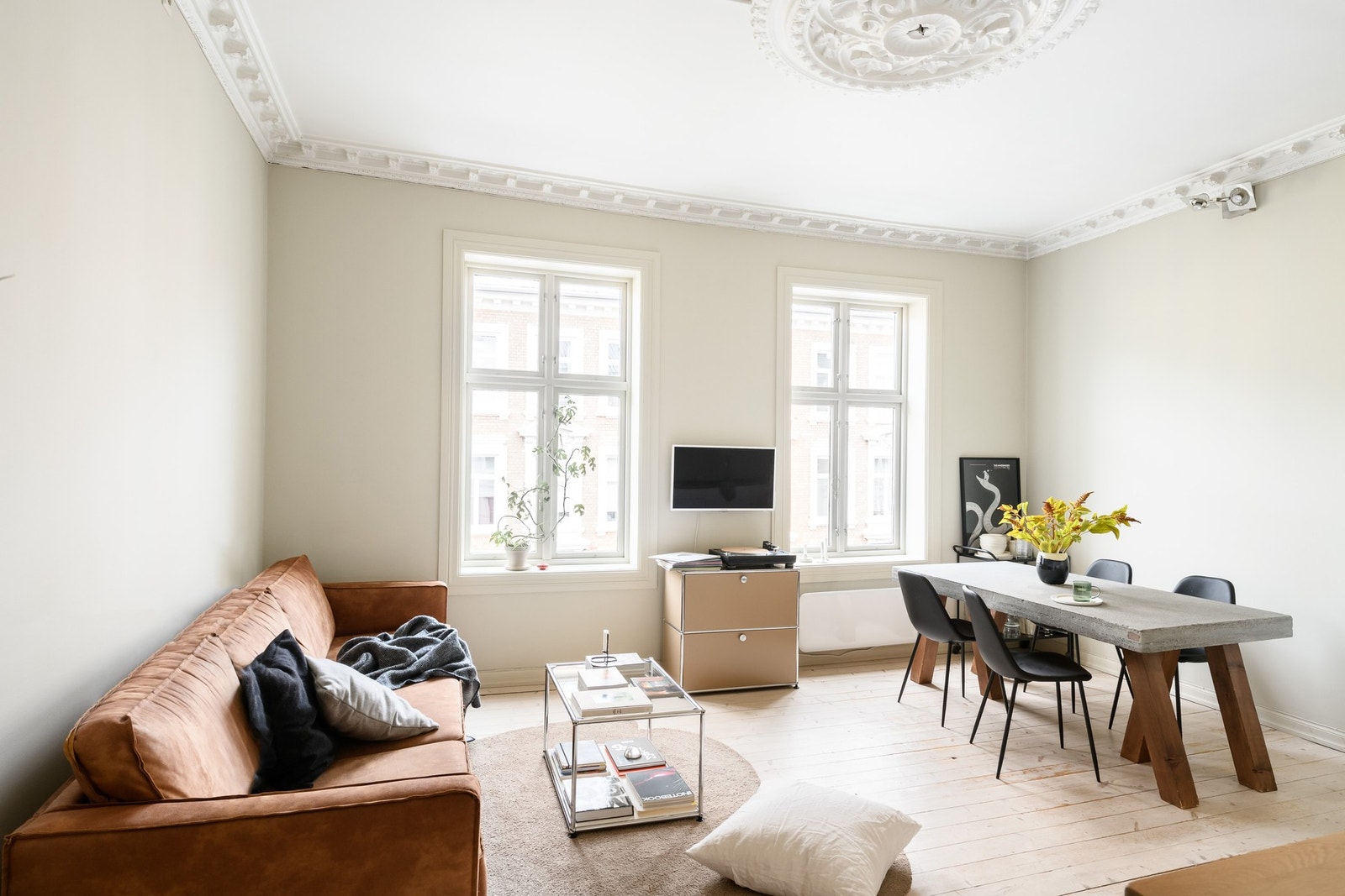 Stuen er lys og luftig med sydøstvendte krysspostvinduer, klassisk stukkatur og vakker takrosett. Galleribilde