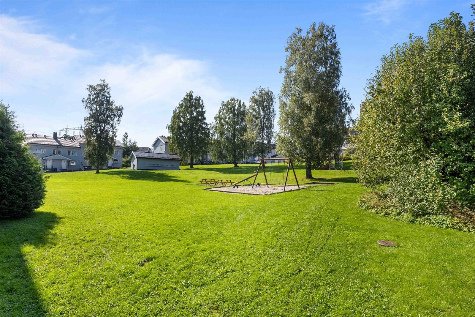 Hyggelige fellesområder med god boltreplass og fantastiske solforhold Galleribilde