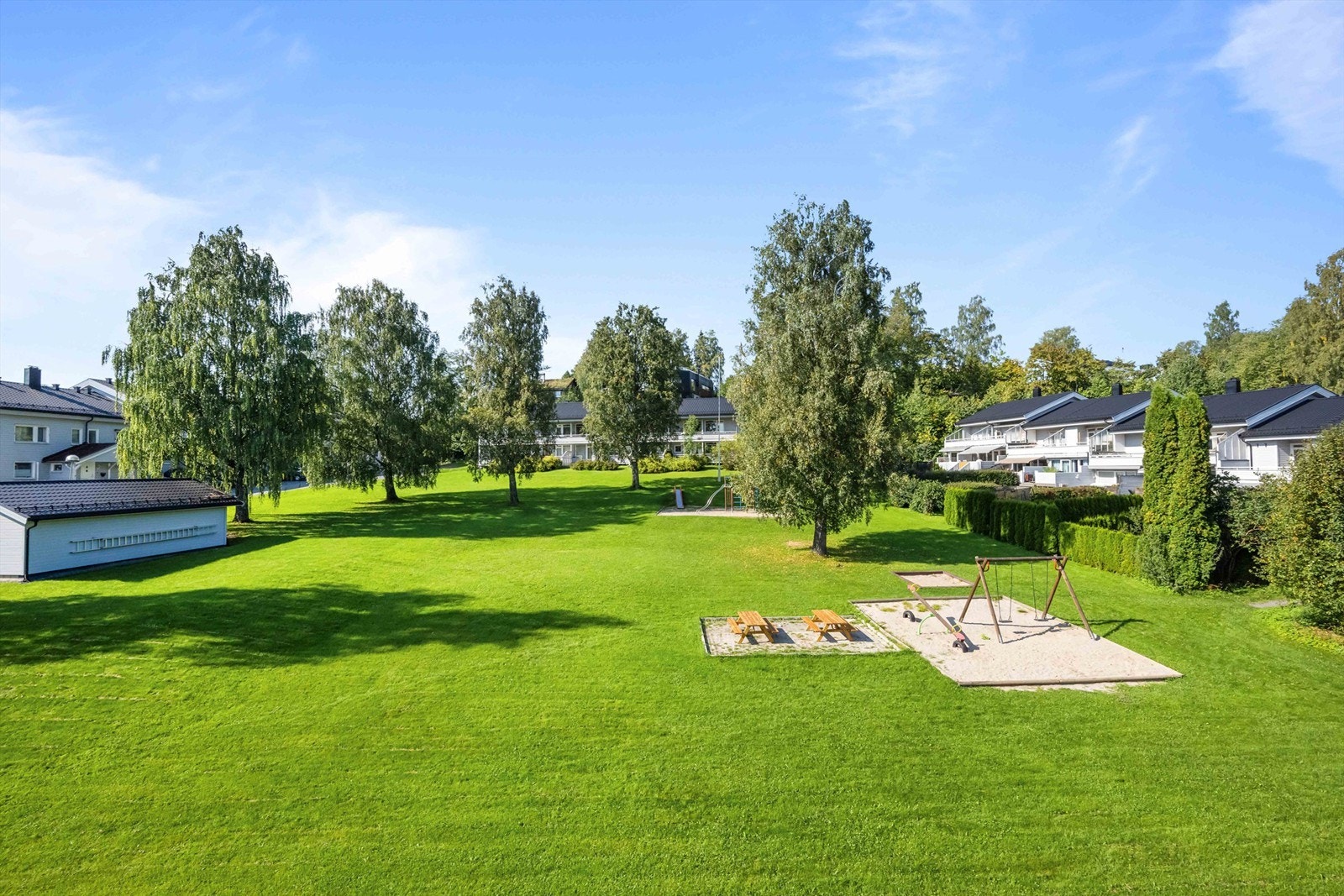 Pent utsyn utover de grønne fellesområdene. Rolig og fredelig Galleribilde