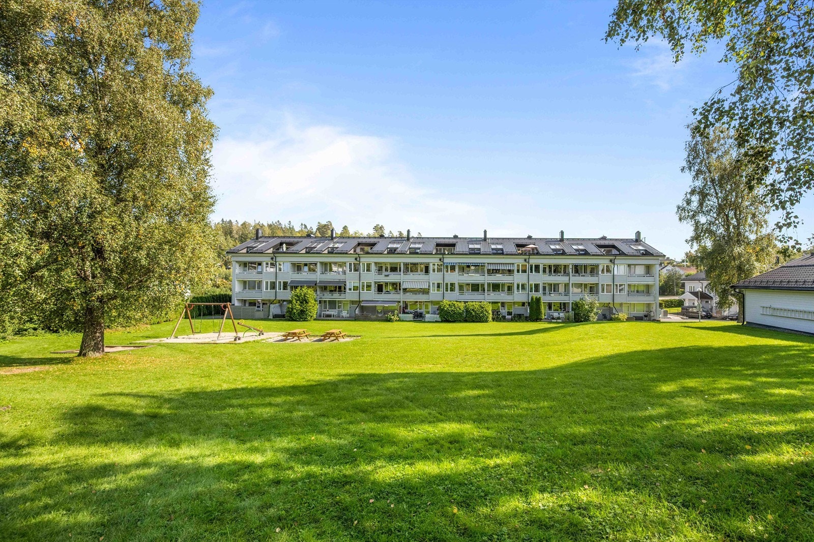 Leiligheten har en svært attraktiv og sentral beliggenhet i barnevennlige omgivelser. Fra boligen er det kort gåavstand til det aller meste av ønskelige fasiliteter for alle målgrupper Galleribilde