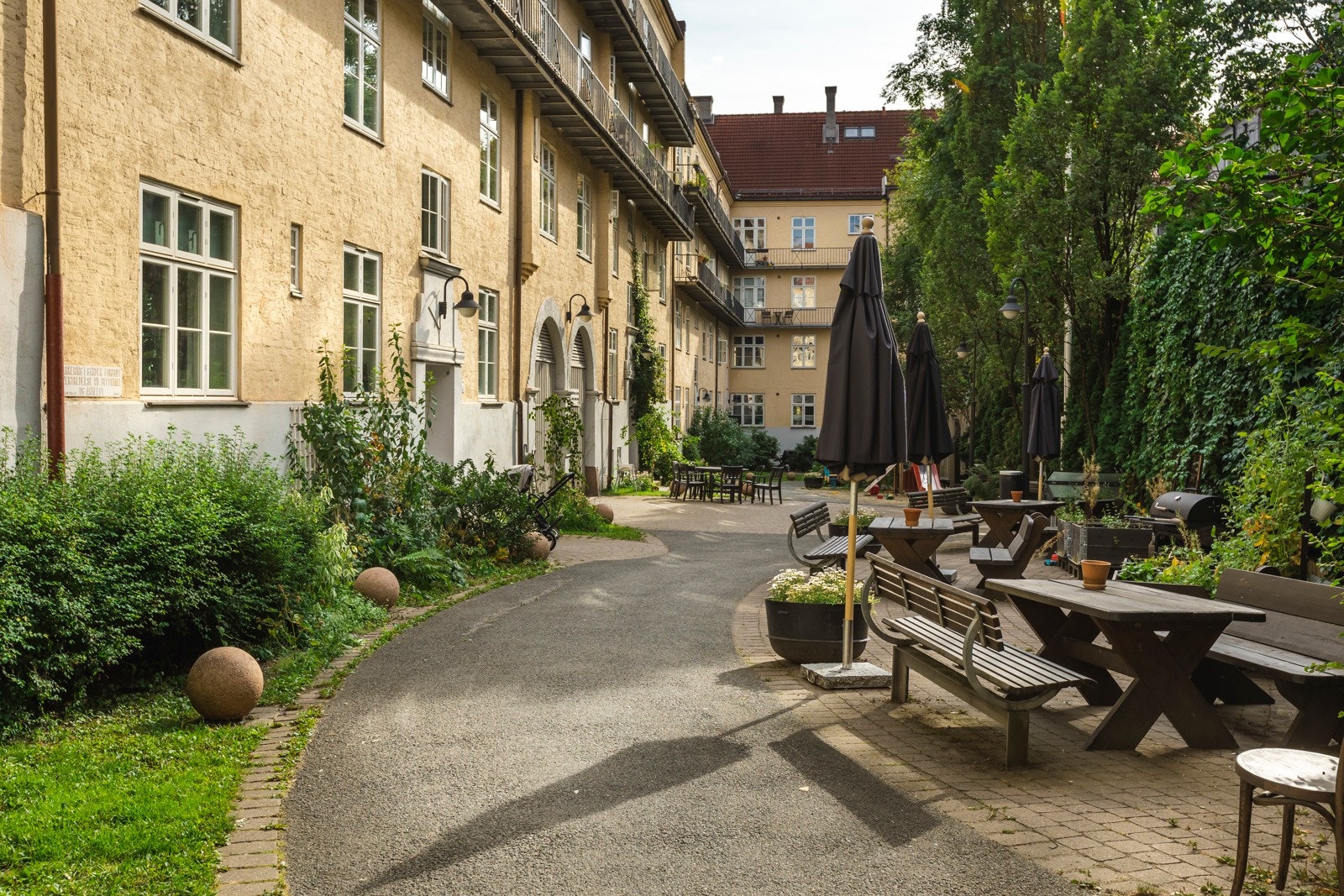I bakgården er det flere sittegrupper og frodig beplantning. Galleribilde