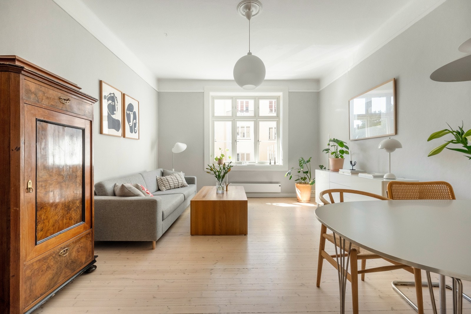 Vi fortsetter i den romslige og fine stuen. Galleribilde