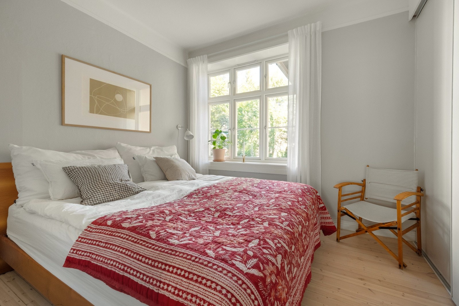 Soverommet er av god størrelse og har plass til dobbeltseng og nattbord. Galleribilde