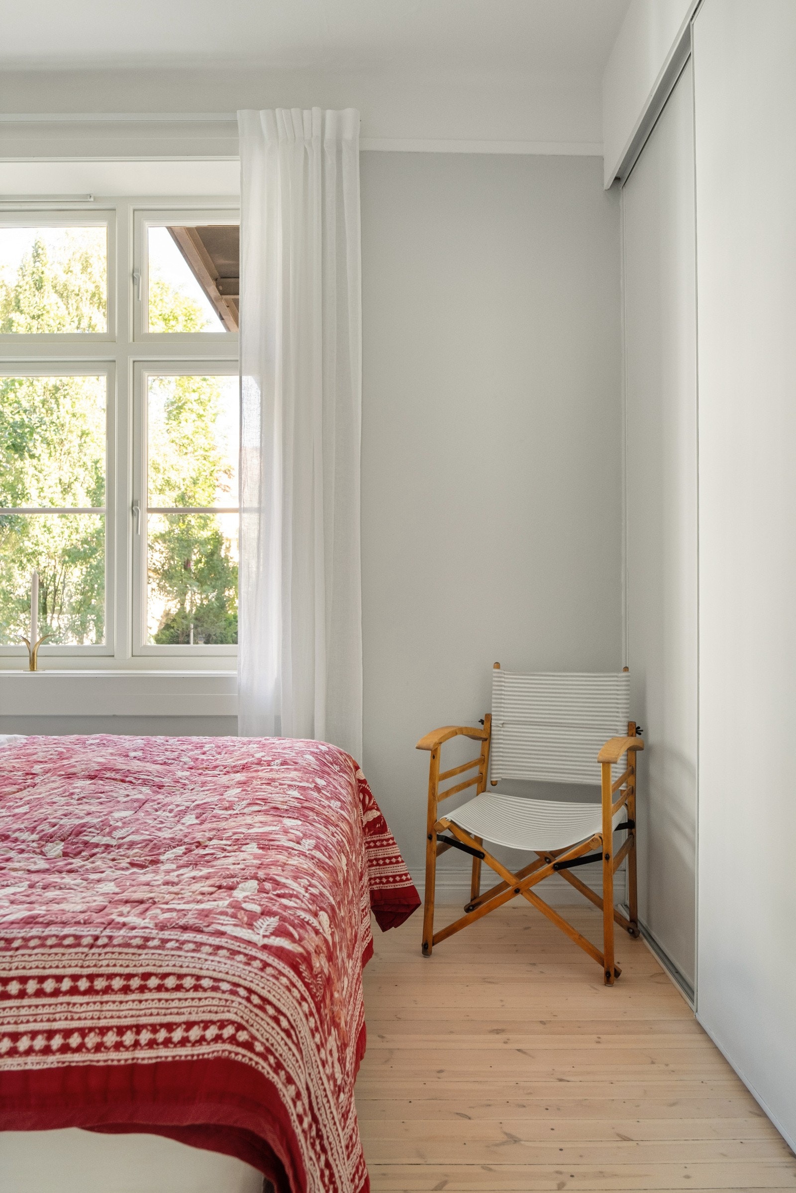 Neste stopp er soverommet. Rommet vender mot den koselige bakgården. Galleribilde