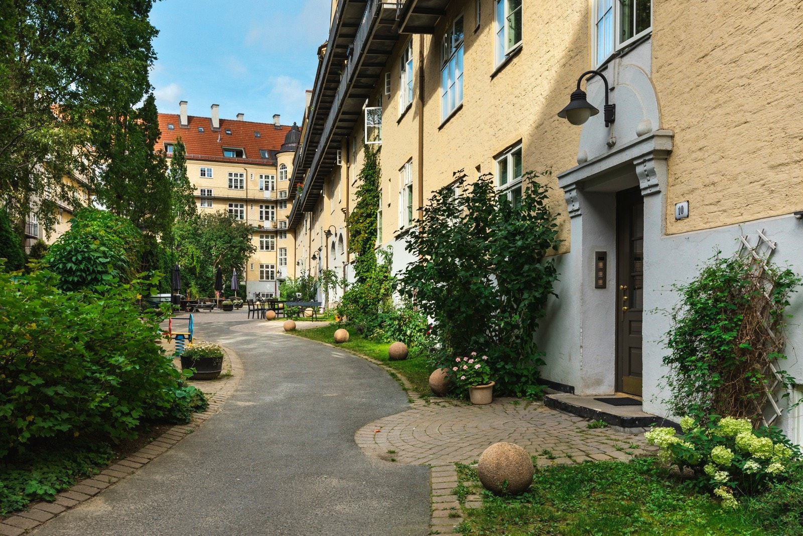 Nå står vi rett utenfor inngangspartiet. Dette er altså det som møter deg når du skal på jobb om morgenen. Galleribilde