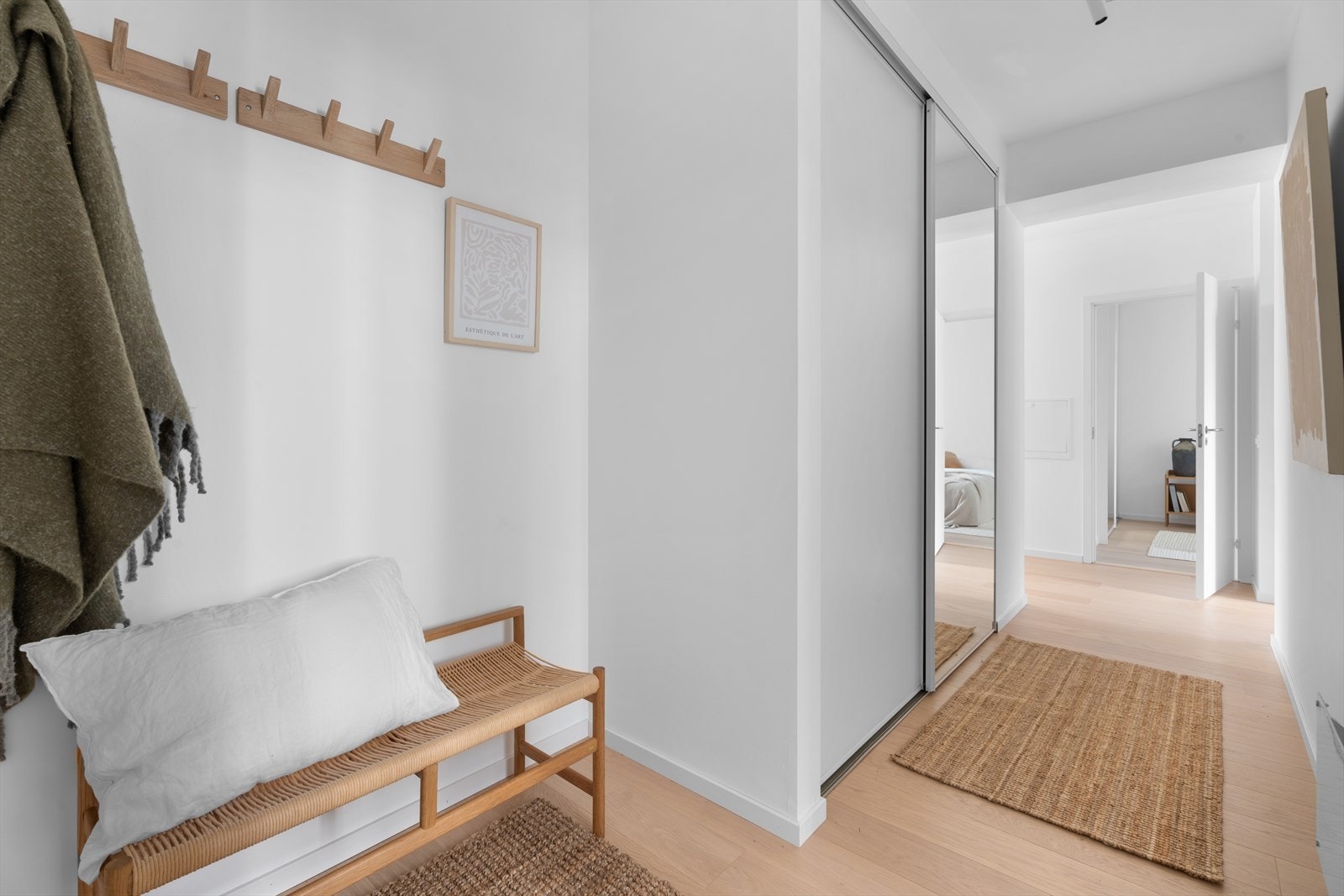 God plass til å henge fra seg i gangen Galleribilde