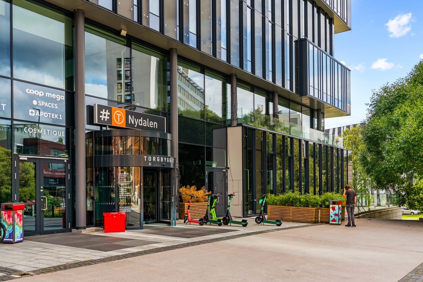 Kort vei til både t-bane og buss Galleribilde