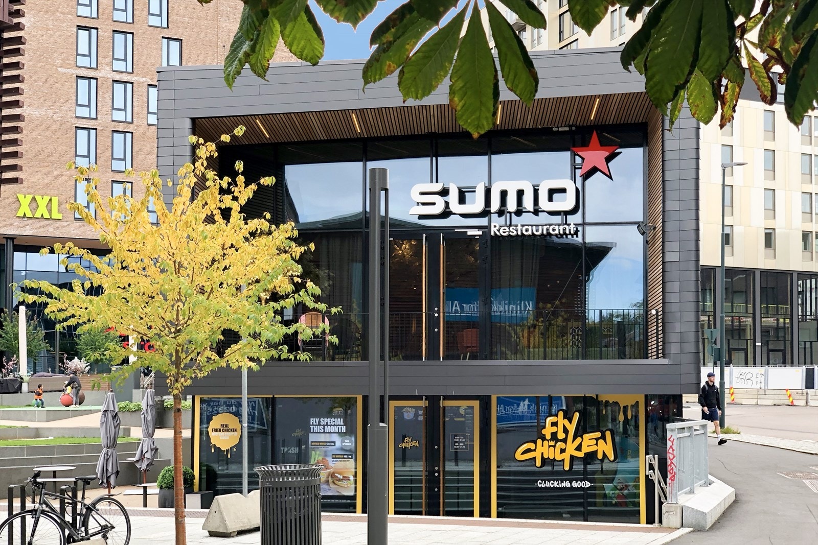 Flere populære restauranter i umiddelbar nærhet. Her er Sumo og Fly Chicken avbildet Galleribilde