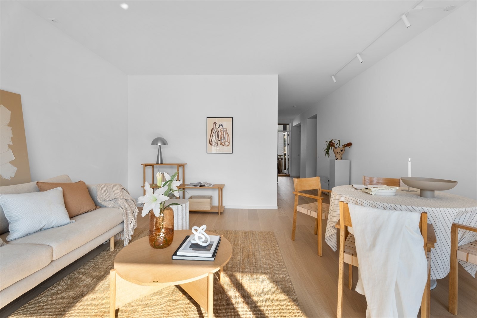 Her er det god plass til stor spisestue, sofahjørne, tv-seksjon m.m. Galleribilde