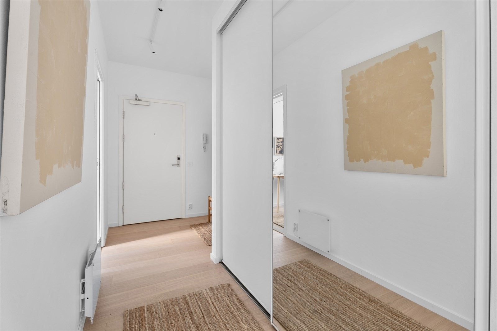 Stor skyvedørsgarderobe i gangen og god plass til å henge fra seg Galleribilde