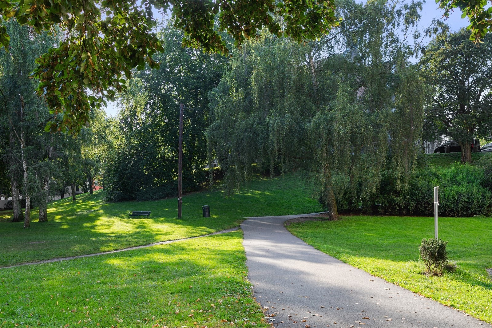 Det er også mulighet for å gå turer i flere parkområder. Stensparken ligger i umiddelbar nærhet til leiligheten. Her er det bla. uteservering, gressplener og lekeplasser for barn. Galleribilde