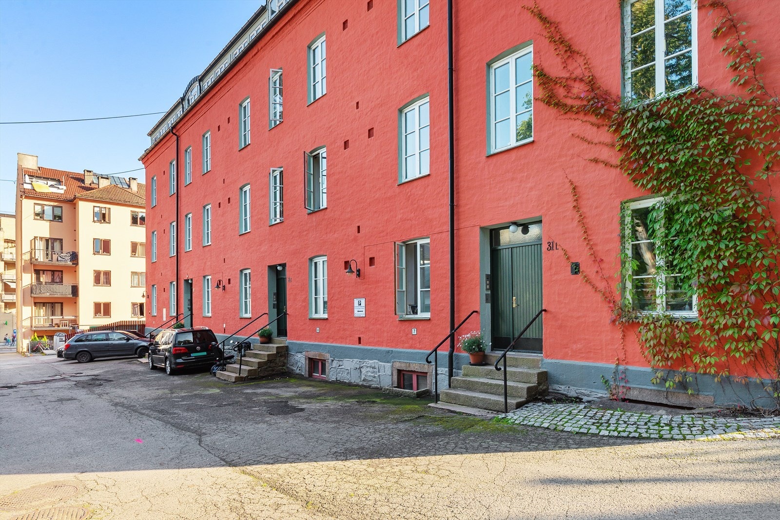 Borettslaget har parkeringsplasser i tilknytning til inngangspartiene som leies ut etter venteliste. Galleribilde