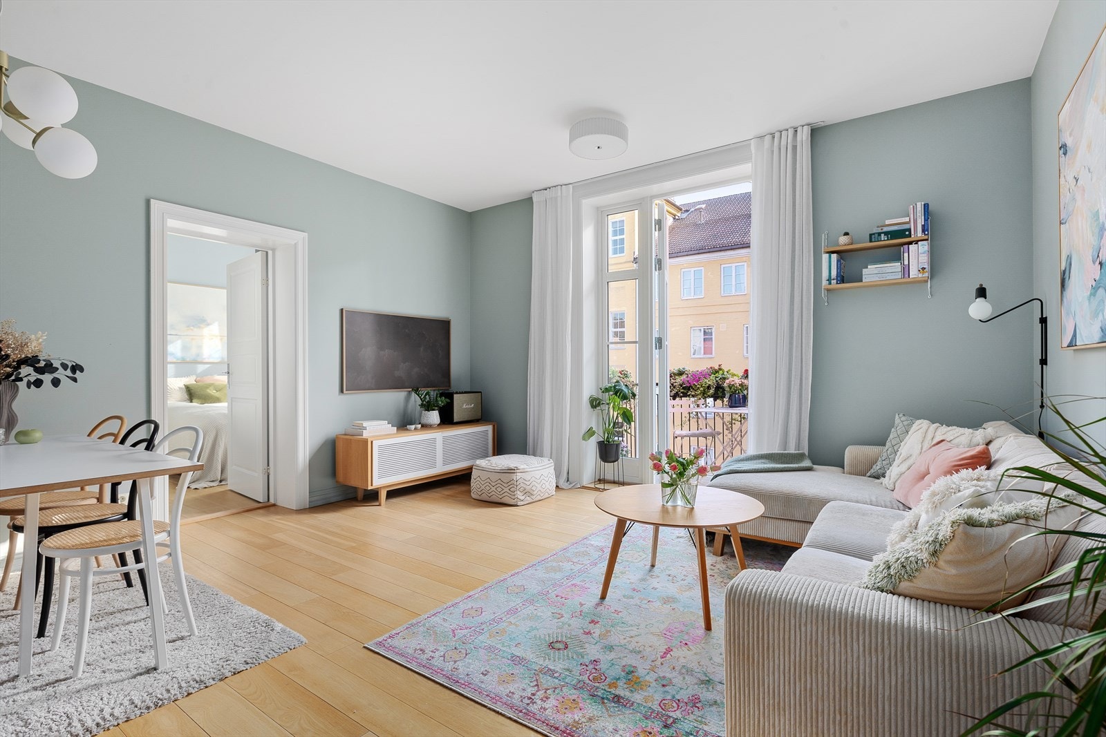 Lys og romslig stue med plass til flere soner. God takhøyde (2,79 m i stue). Galleribilde