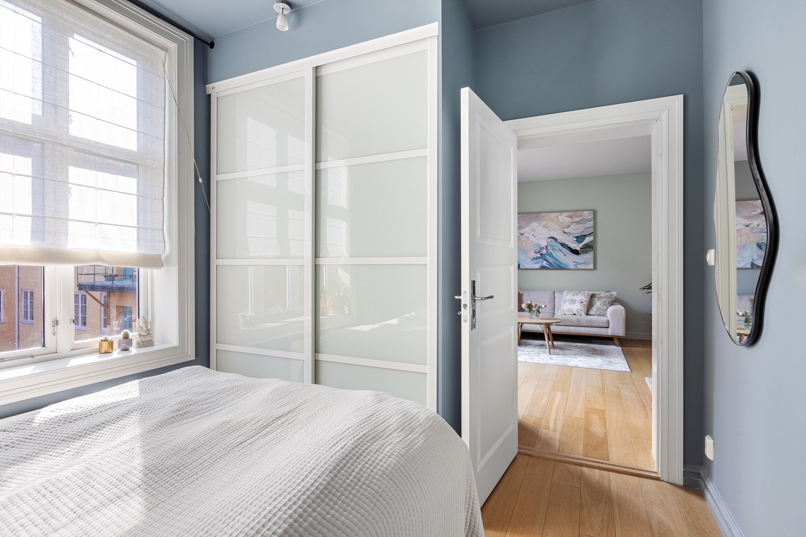 Stor skyvedørsgarderobe på soverommet. Rommet vendet mot stille gårdsrom. Galleribilde