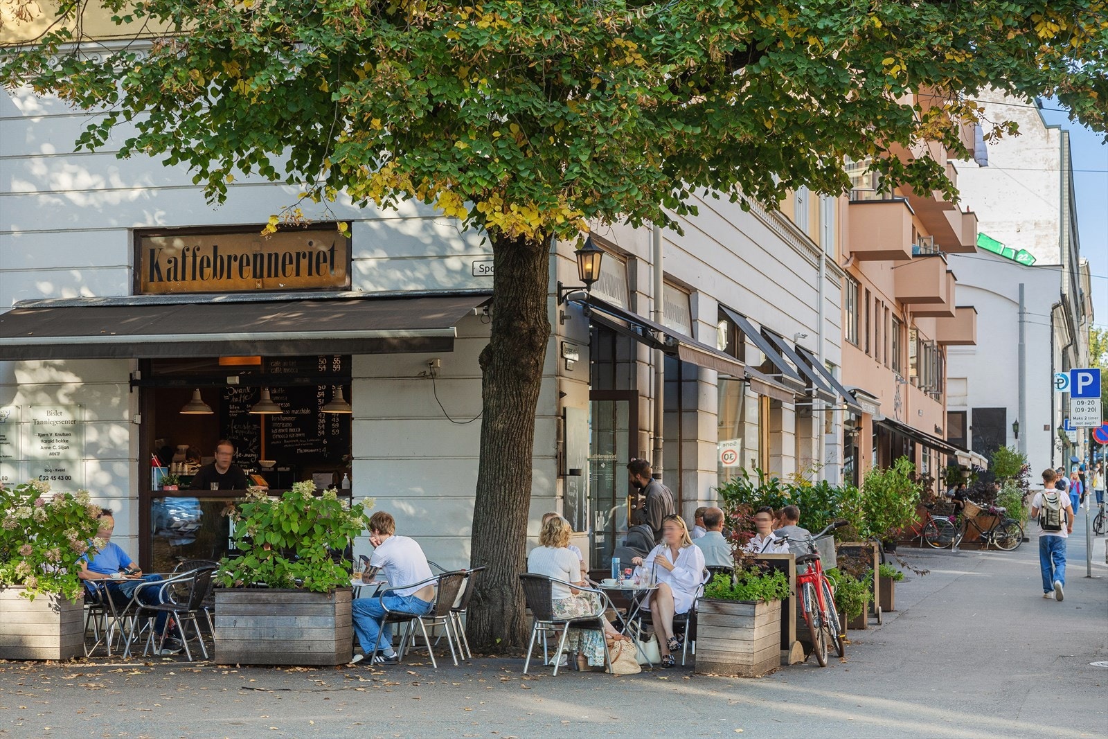 Utenfor døren finner du alt av fasiliteter som kaféer, restauranter, Kaffebrenneriet, Godt brød, diverse frisører, treningssentre og dagligvareforretninger. Galleribilde