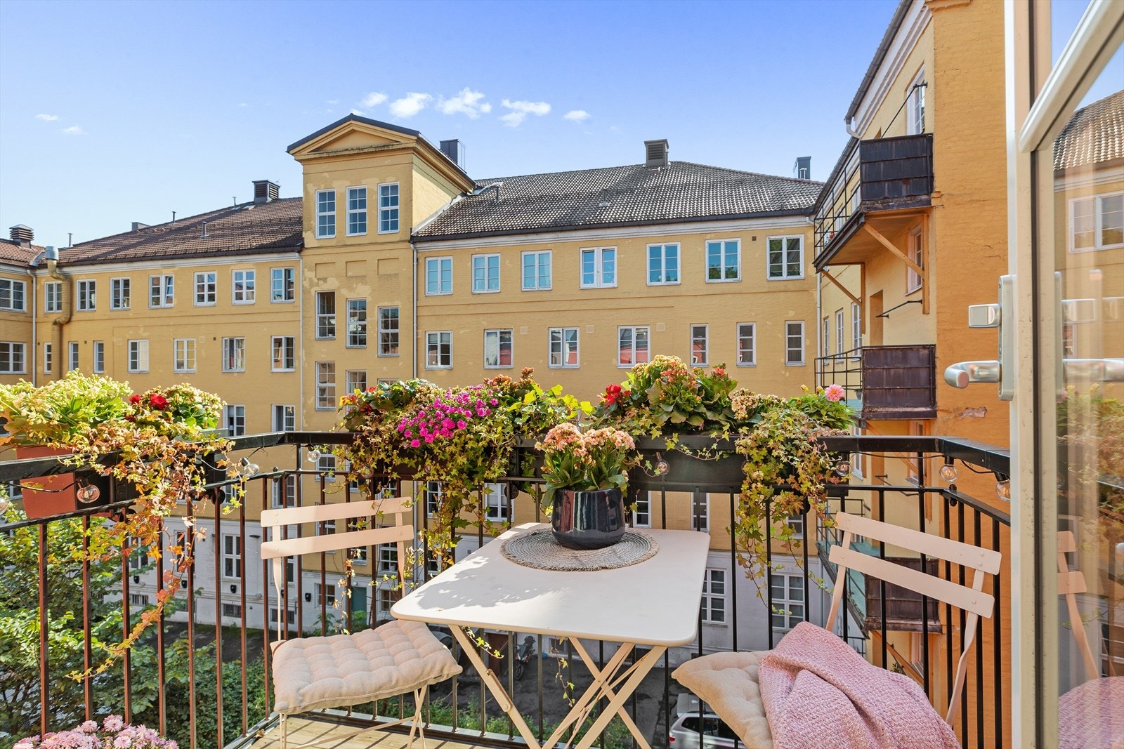 Fra stuene er det utgang til sydvestvendt balkong på ca. 3 kvm med plass til sittegruppe. Galleribilde
